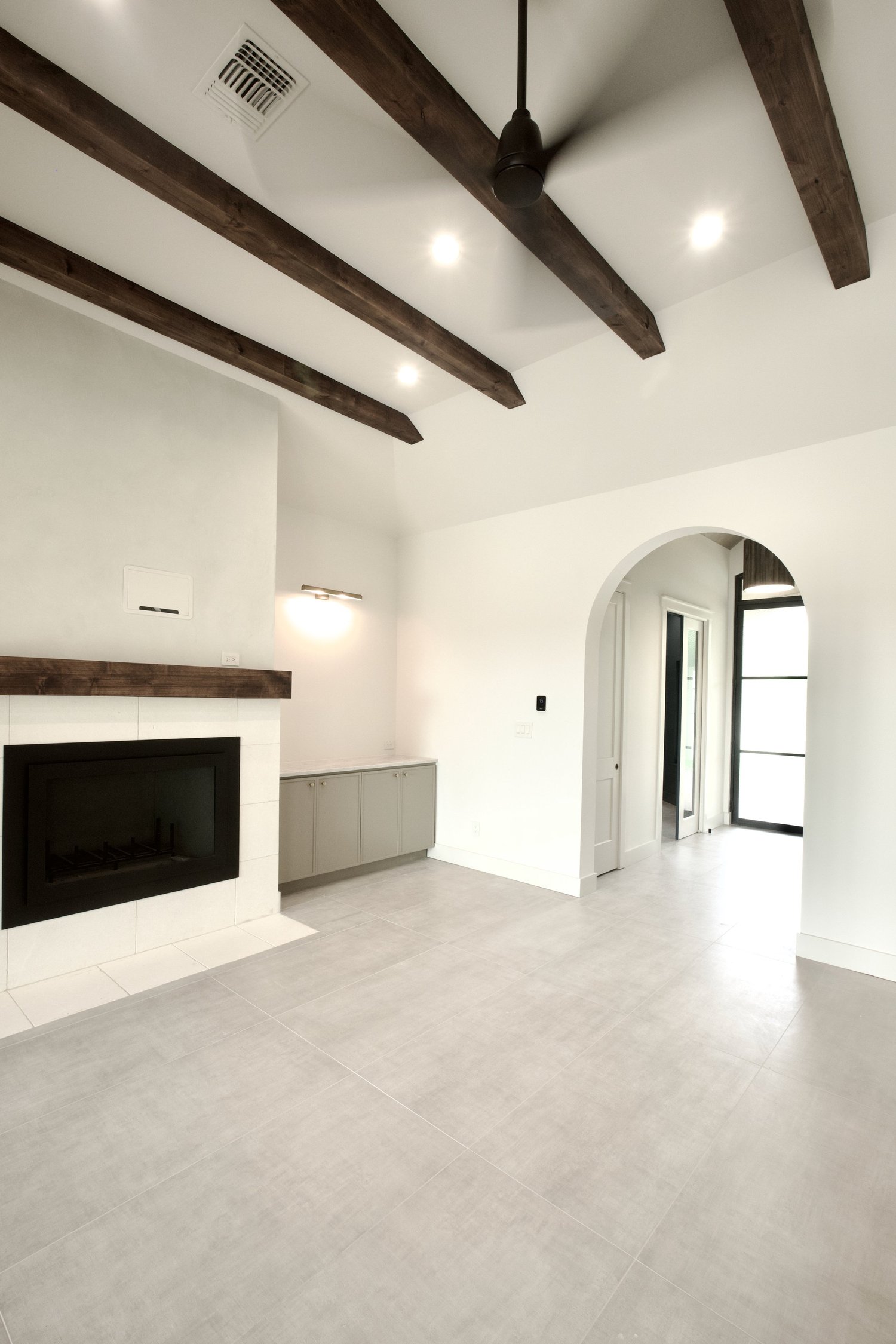 San Marcos project: living room with stained beams and redesigned fireplace